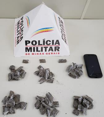 PolÃ­cia Militar apreende buchas de maconha em TrÃªs CoraÃ§Ãµes.