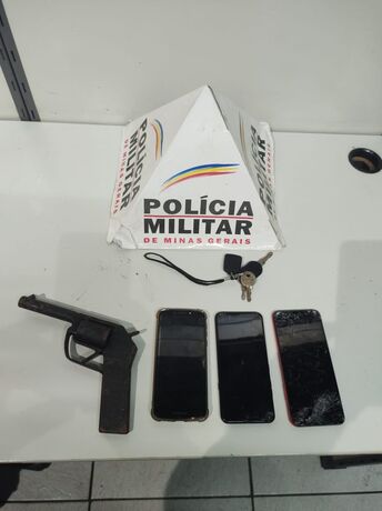 Divinópolis – Polícia Militar prende/apreende suspeitos de roubo e recupera pertences da vítim                                                                                                      