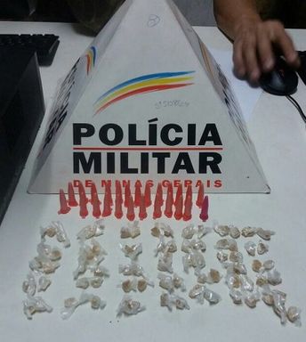 Betim - Militares do 2Âº BPE apreendem drogas e prendem autor com mandado de prisÃ£o e documento falso