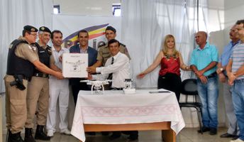 7ª RPM -  Coronel Laércio dos Reis Gomes, recebeu das mãos do Prefeito de Arcos, Claudenir José de Melo, um aparelho ‘drone’, veículo não tripulado 